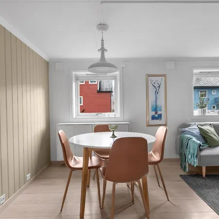 Two Bedroom Close To Apartment *