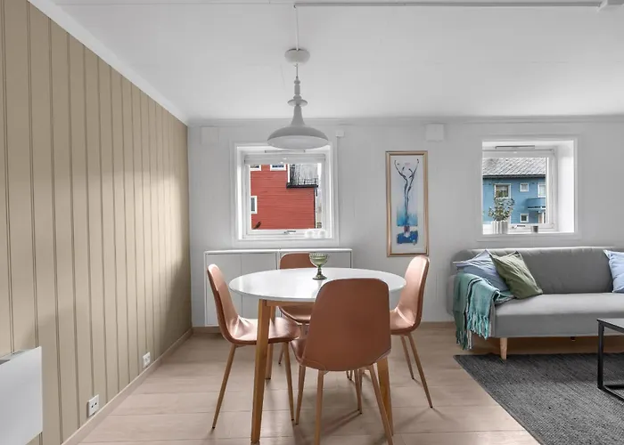 Two Bedroom Close To Apartment *