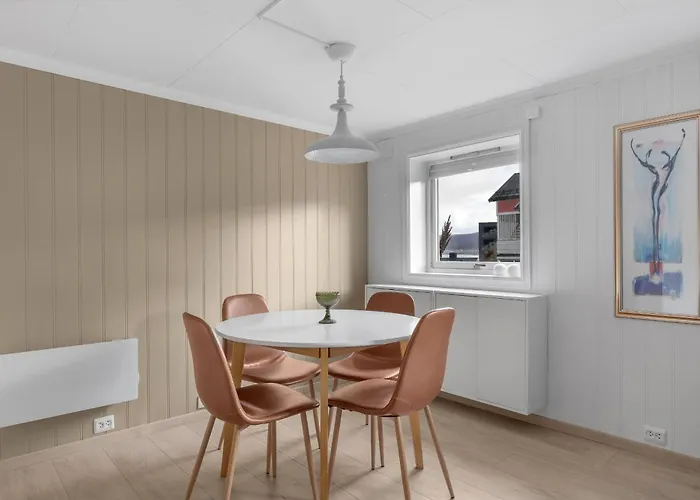 Two Bedroom Close To Apartment *
